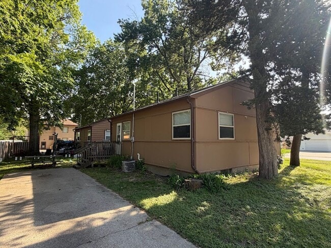 Building Photo - Central Ames Single-Family Home-Available August 1st