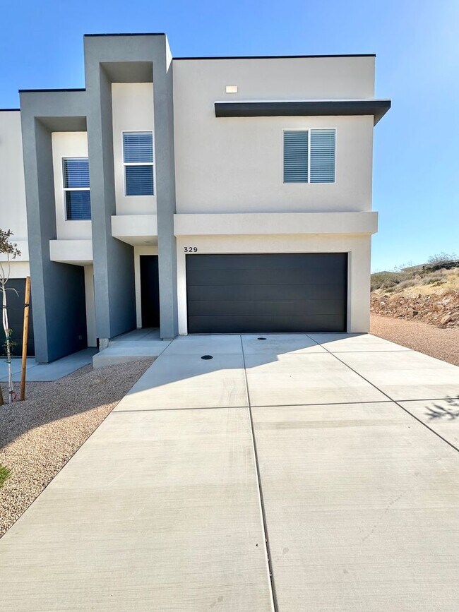 Foto del edificio - PET FRIENDLY!! HURRICANE TOWNHOME! END UNIT!