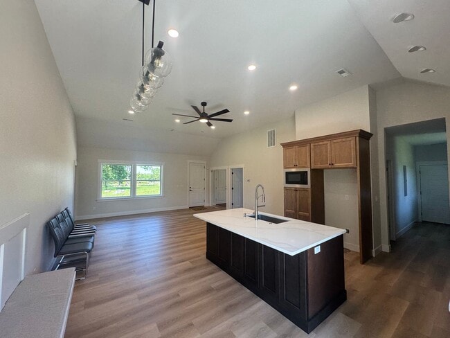 Foto del edificio - Home on 5 Private Acres with Gated Drive