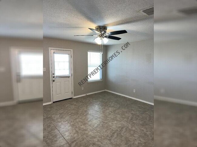 Foto del edificio - 7018 Phoebe View