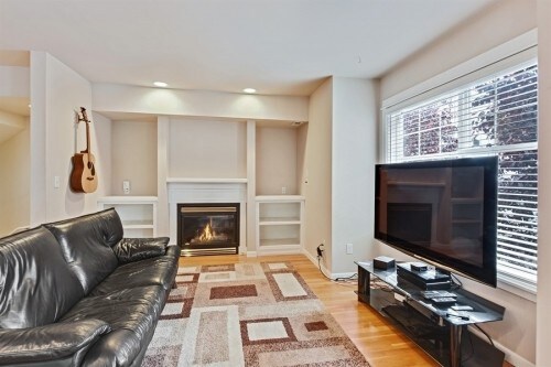 Building Photo - Stone Townhome  - 3 bedrooms