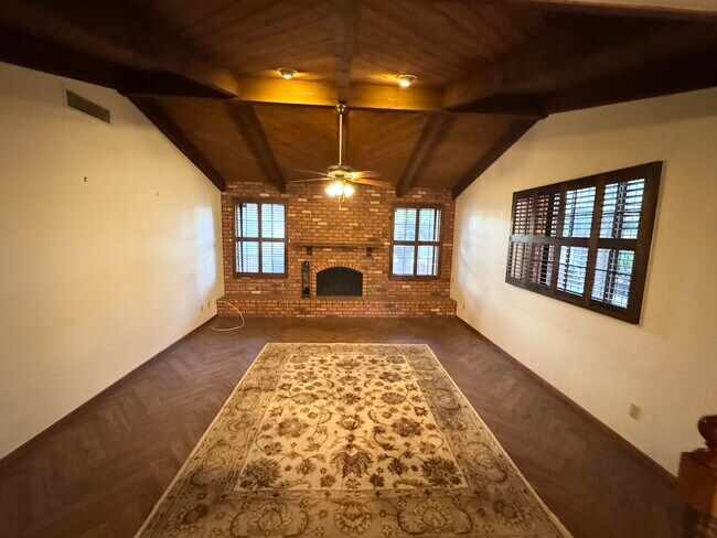 Foto del edificio - 3143 E Fox St