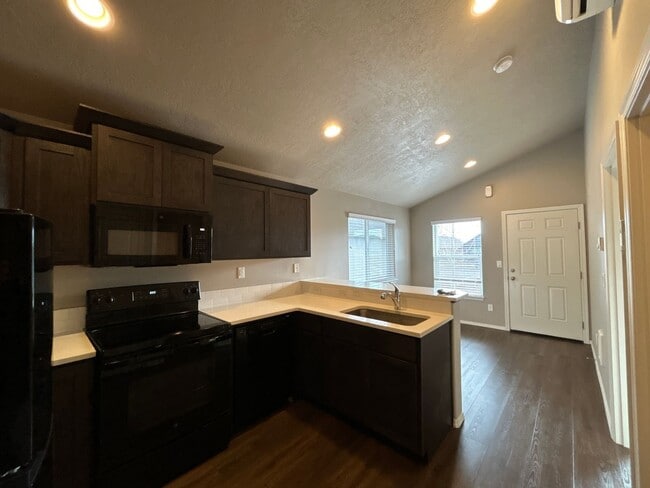 Building Photo - 2 Bedroom / 1 Bathroom Cottage is SW Redmond