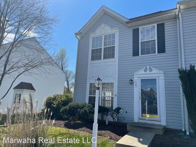 Building Photo - 423 Hollybrook Ridge Ln