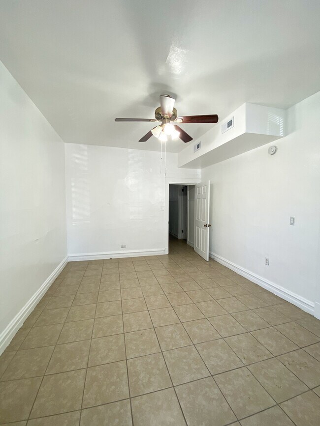 Foto del edificio - 2943 N Allen Ave