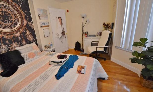 Building Photo - Charming 3 Bedroom-No Broker fee