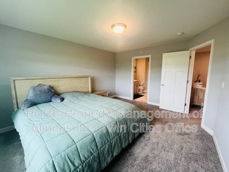 Primary Photo - 10918 Yalta St NE
