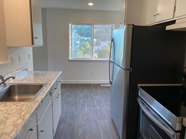 Photo - Lewis Ln-409 Apartment