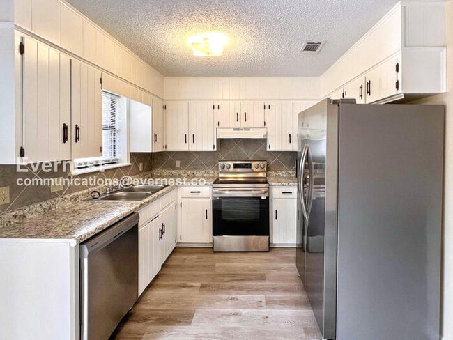Foto del edificio - 3 Bed/2 Bath Home with Garage / Pet-Friend...