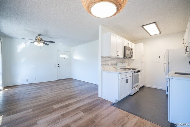 Building Photo - $2,900 / 2 BED / 1.5 BATH / 2 PARKING Condo in Ewa Gentry