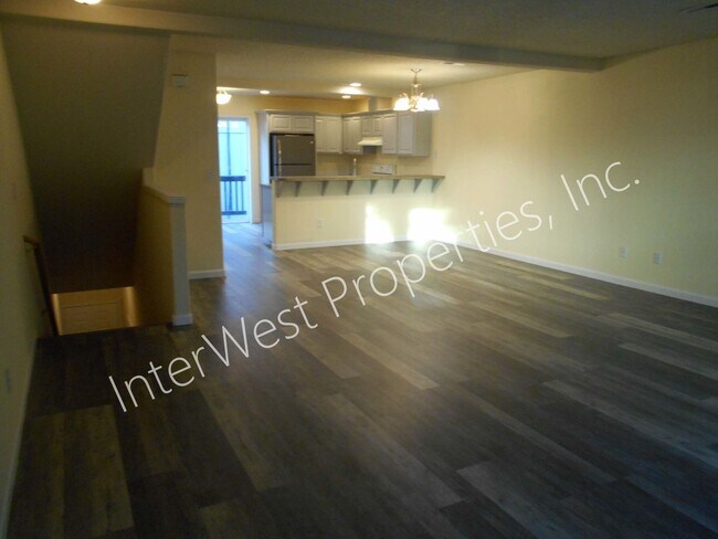 Building Photo - Beautiful Townhouse in Sellwood! Wood Floo...