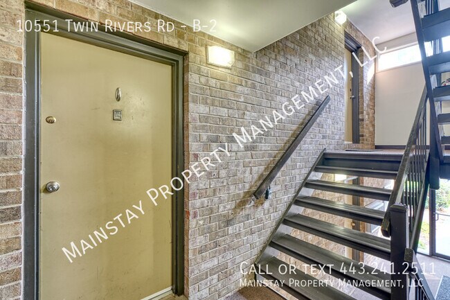 Building Photo - 2 Bedroom Condo W/ Sunroom!