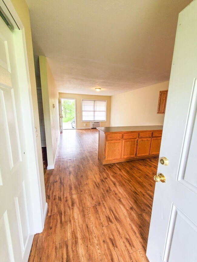 Building Photo - Bolivar MO 2 Bed 1 Bath Apartment