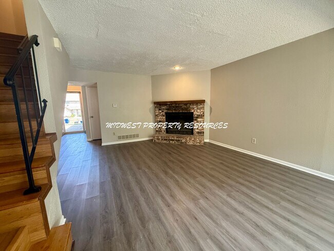 Foto del edificio - Beautiful 2 Bedroom Townhome with Updated ...