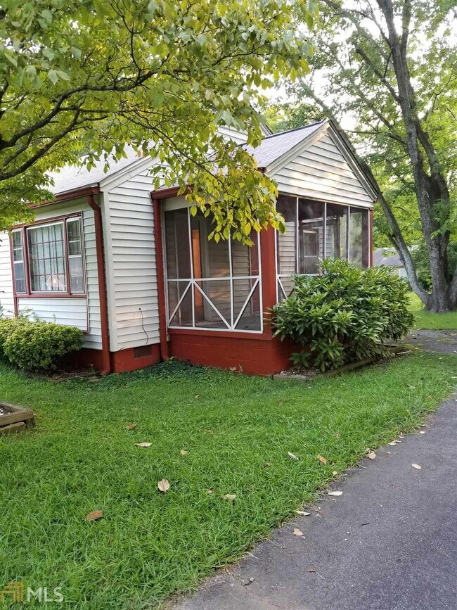 Building Photo - 5027 Maple Dr