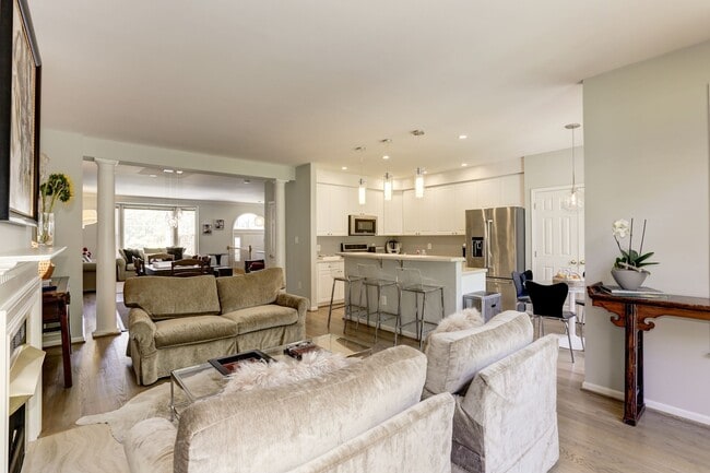 Sala de estar con cocina integrada - 5742 Governors Pond Cir