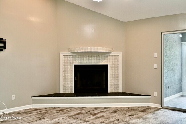 Building Photo - 2111 Country Club Dr