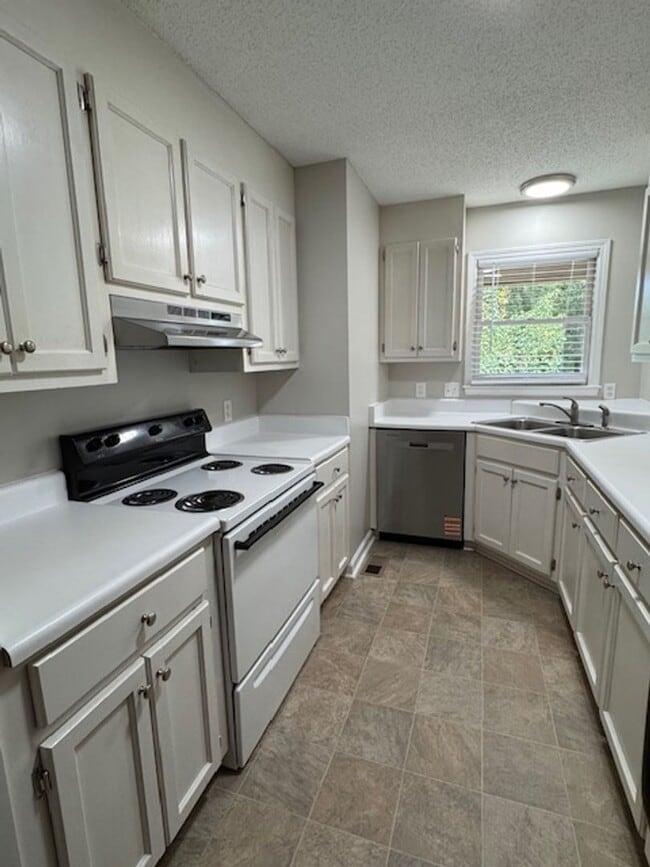 Building Photo - Downtown Greer area - This duplex is such a convenient location - 2 Bedroom, 2 Baths with a wonde...