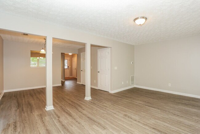 Building Photo - 5621 Union Pointe Dr