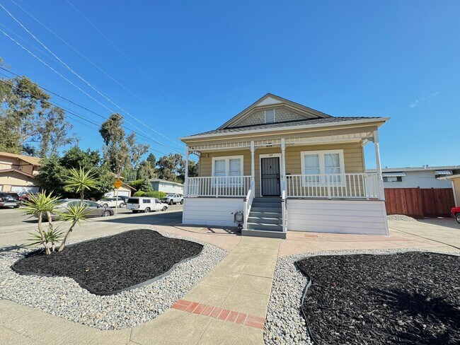 Building Photo - $500 MOVE IN SPECIAL!!! Charming 2 Bedroom...