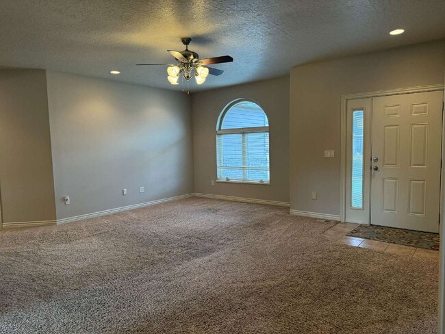 Building Photo - Discover the charm of this 2007-built Single Family home nestled in the heart of Vernal, UT.