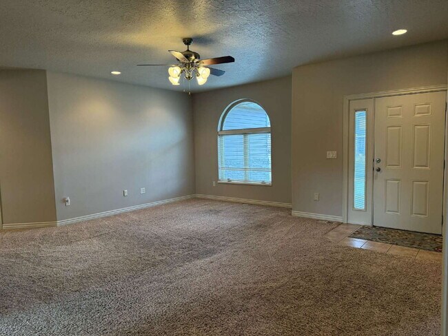 Foto del edificio - Discover the charm of this 2007-built Single Family home nestled in the heart of Vernal, UT.