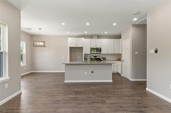 Foto del edificio - 8122 Sandhurst Dr