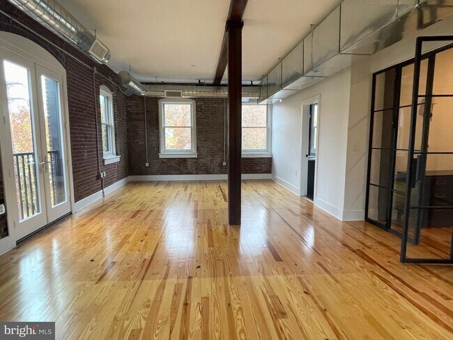 Building Photo - 521 N 13th St