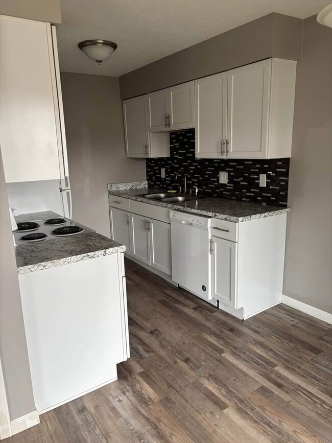 Building Photo - 4021 Glen Oaks Blvd