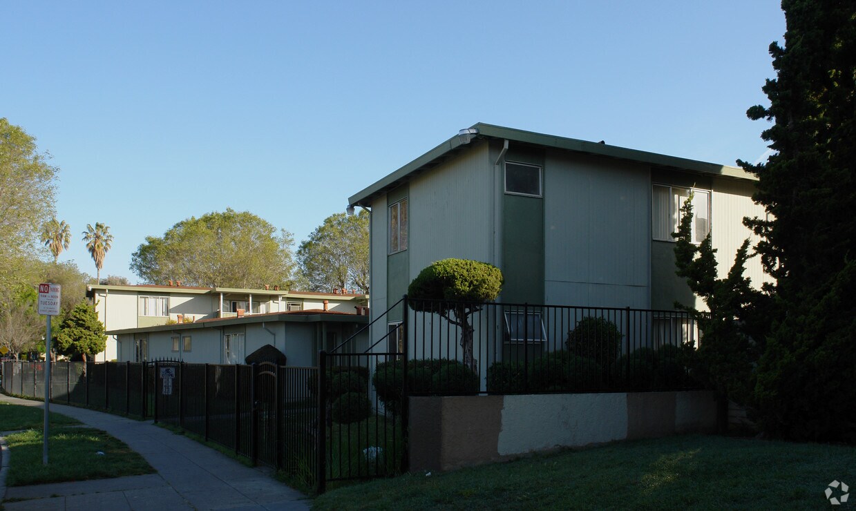 Primary Photo - The Green Villa West Apartments