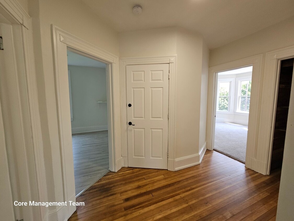 Updated 2 bedroom 1 bath apartment for rent located in the west end! - Updated 2 bedroom 1 bath apartment for rent located in the west end!