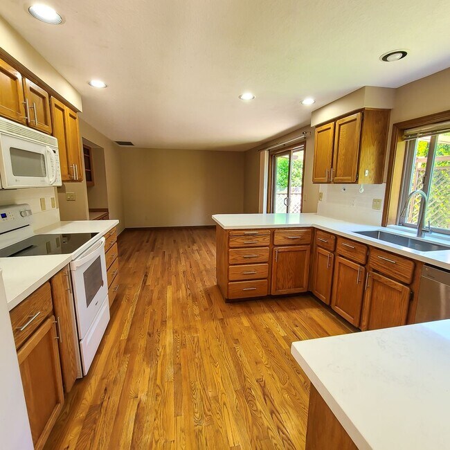 Building Photo - Spaceous 1740 sq ft 3 bedroom 2.5 bath hom...