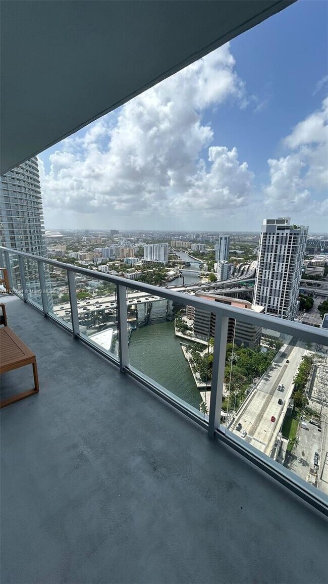 Foto del edificio - 185 SW 7th St