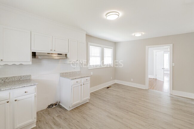 Foto del edificio - REDUCED! - NOW OFFERING 1/2 MONTH FREE WIT...