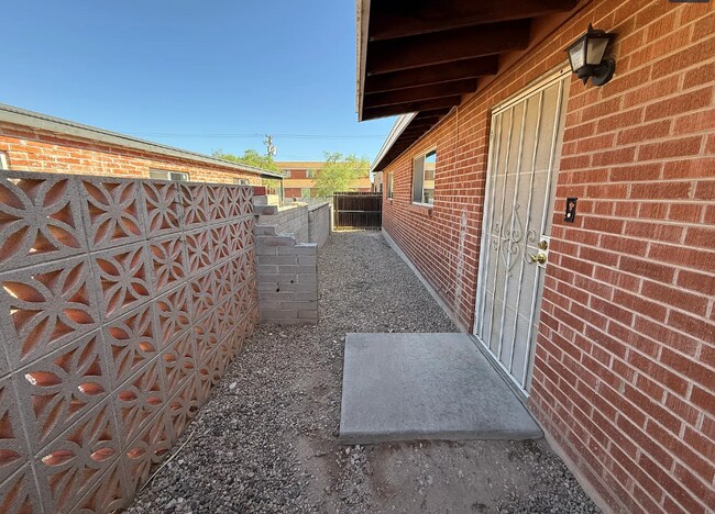Patio lateral - 221 E Elm St