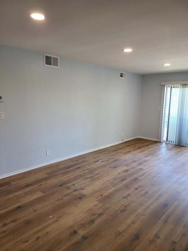 Livingroom - 1943 Rodney Dr