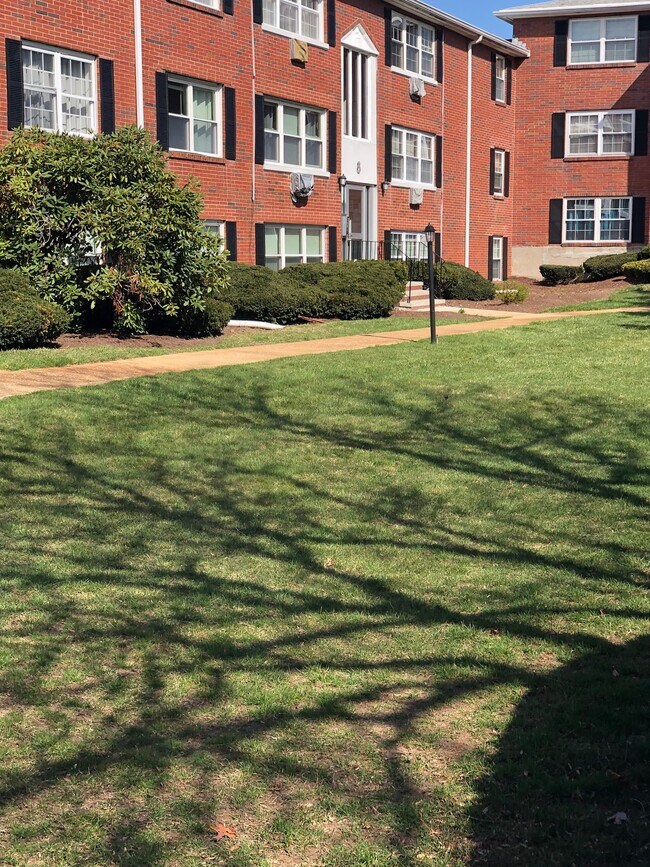 Building Photo - 8 Tara Dr