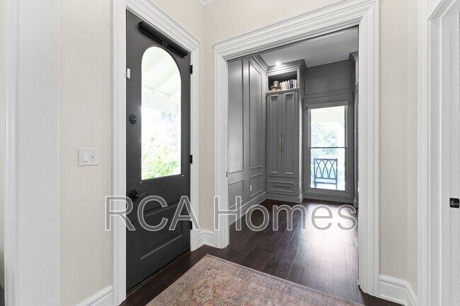 Building Photo - 1321 N Beville Ave