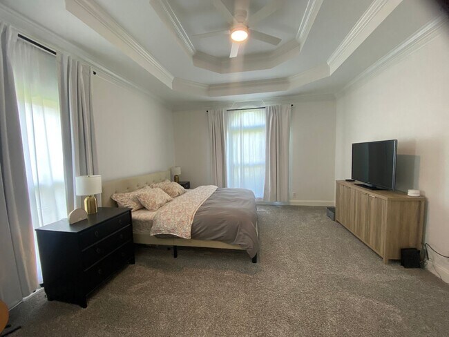 Building Photo - Beautiful Executive Style Home in the Stun...