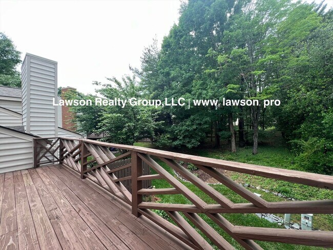 Building Photo - Windsor Place - Updated Townhome with Pool Access