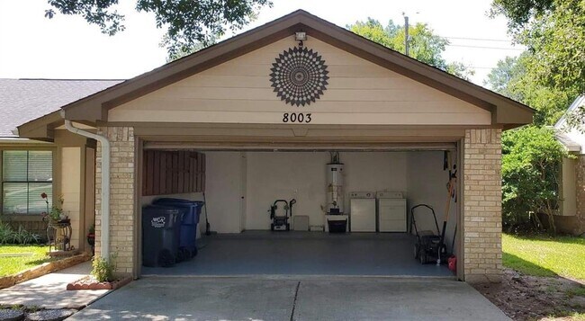 Foto del edificio - 8003 Goldengrove Dr