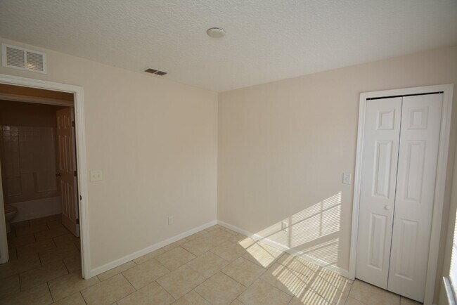 Building Photo - 28 Raintree Pl