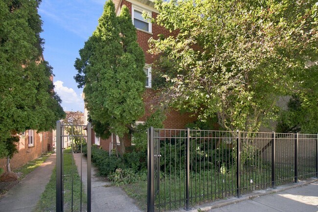 Foto del edificio - 4305 W Lawrence Ave