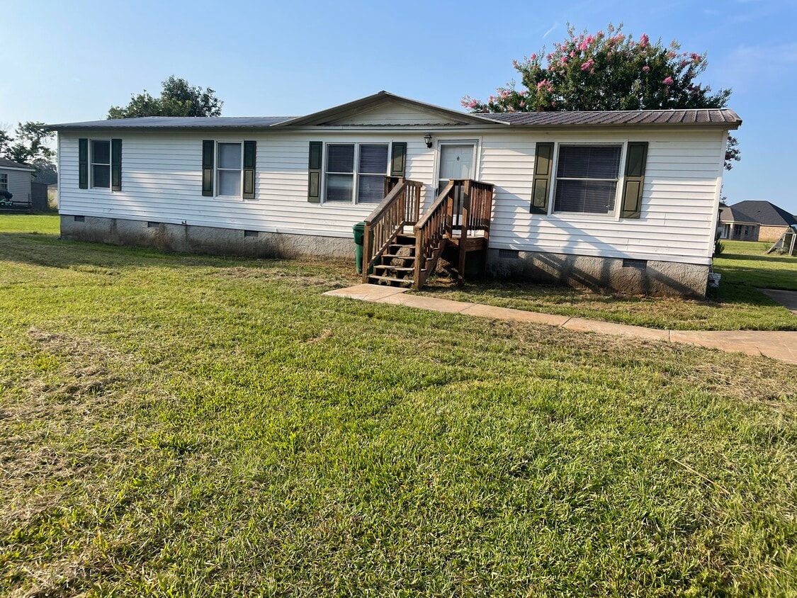 Lovely yard - 234 Hunt Rd