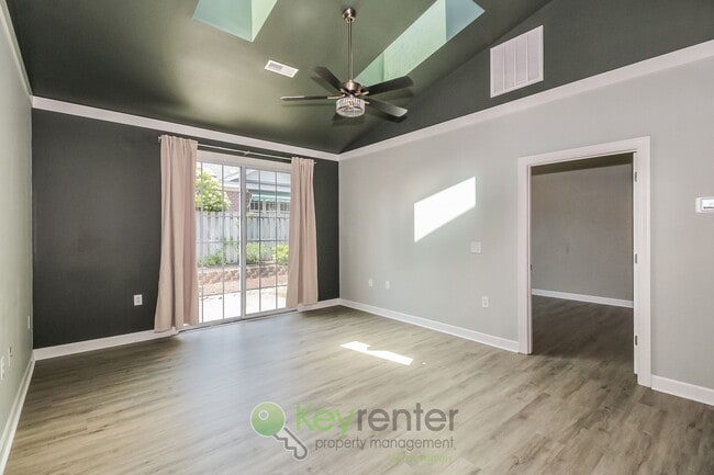 Building Photo - Gorgeous  Townhome - 2 Br/2 Bath, Pet-Friendly. Just  a short walk from UNCW in Wilmington!