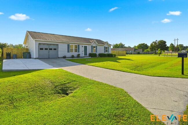 Foto del edificio - Beautiful Like-New 3 Bedroom Home with Huge Fenced Yard, Greenhouse & Storage