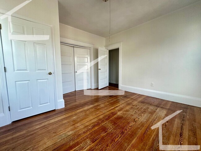 Foto del edificio - No Brokers Fee, Oak Sq. Area, Porch, Eat-in Kitchen, Laundry on a Site