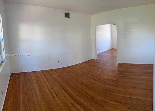 Foto del edificio - 715 NE 91st St