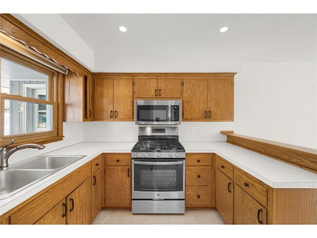 Building Photo - 1801 Victoria Cir