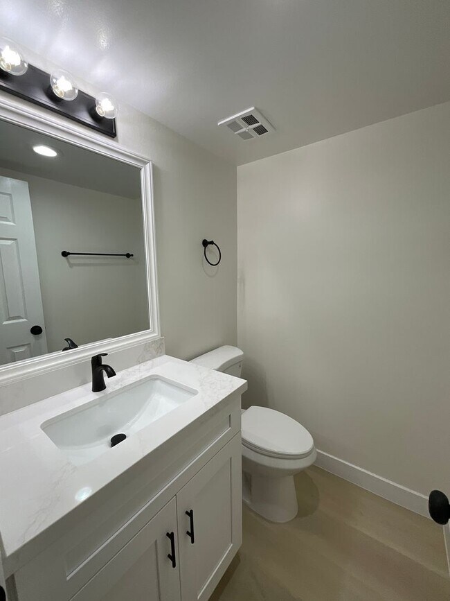 Foto del edificio - Villa Pacific: Remodeled 2 Bedroom 1.5 Bath Attached Townhouse,
